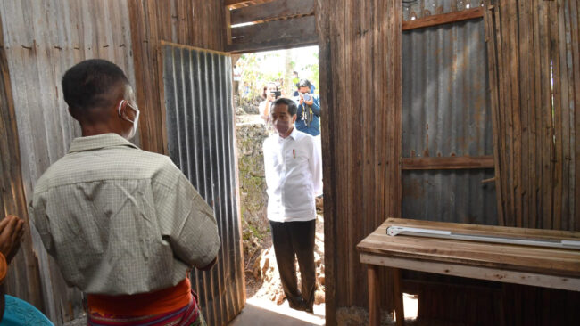 Presiden Joko Widodo meninjau rumah warga di Desa Kesetnana, Kabupaten Timor Tengah Selatan, Provinsi Nusa Tenggara Timur, Kamis 24 Maret 2022. Foto: BPMI Setpres