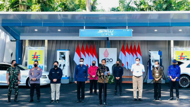 Presiden Joko Widodo meresmikan peluncuran Stasiun Pengisian Kendaraan Listrik Umum (SPKLU) Ultra Fast Charging pertama di Indonesia, yang digelar di Central Parkir ITDC Nusa Dua, Kabupaten Badung, Provinsi Bali, pada Jumat, 25 Maret 2022. Foto: BPMI Setpres