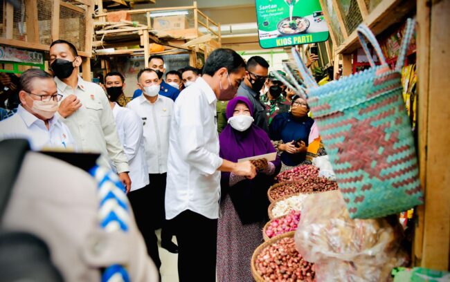 Presiden Joko Widodo mengunjungi Pasar Baledono, Kabupaten Purworejo, Provinsi Jawa Tengah, pada Rabu, 30 Maret 2022. Foto: BPMI Setpre