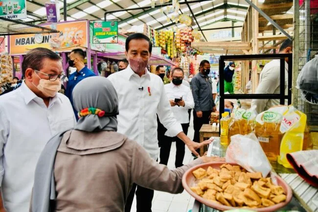 Presiden Joko Widodo mengecek ketersediaan sejumlah bahan kebutuhan pokok masyarakat di Pasar Rakyat di Desa Tempurejo, Kecamatan Tempuran, Kabupaten Magelang, Provinsi Jawa Tengah, pada Rabu, 30 Maret 2022. Foto: BPMI Setpre