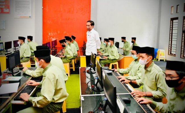Presiden Joko Widodo meninjau langsung kegiatan di Pondok Pesantren Asrama Peguruan Islam (API) Asri Syubbanul Wathon, di Tegalrejo, Kabupaten Magelang, Provinsi Jawa Tengah, pada Rabu, 30 Maret 2022. Foto: BPMI Setpres
