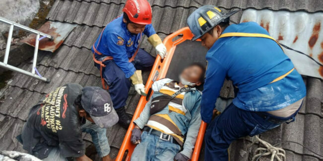 Evakuasi korban Abdul Wahid (40) yang tersengat aliran listrik, oleh Damkar Kabupaten Magelang, hari Kamis, 21 April 2022 di atap toko Ceriamart di Jl. Mayor Unus Dusun Pronogetan Desa Kalinegoro, Mertoyudan. Foto: Yoga Subarkah/DamkarKabMgl