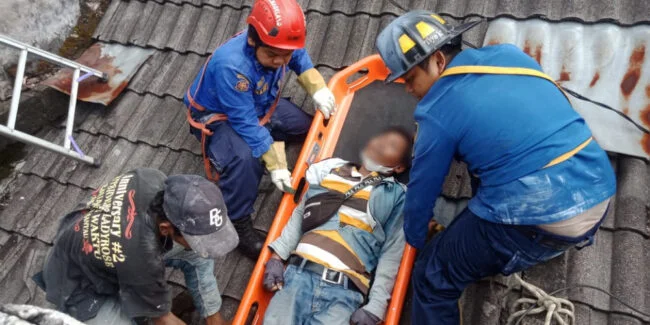 Evakuasi korban Abdul Wahid (40) yang tersengat aliran listrik, oleh Damkar Kabupaten Magelang, hari Kamis, 21 April 2022 di atap toko Ceriamart di Jl. Mayor Unus Dusun Pronogetan Desa Kalinegoro, Mertoyudan. Foto: Yoga Subarkah/DamkarKabMgl