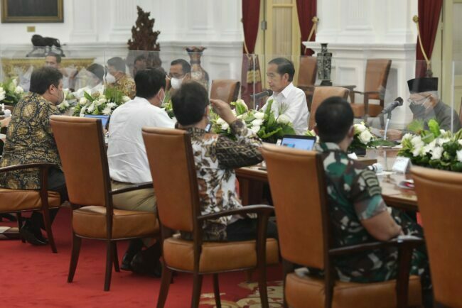 Presiden Jokowi memimpin Ratas PPKM di Istana Merdeka, Jakarta, Senin (04/04/2022). (Foto: Humas Setkab/Rahmat) Read more: https://setkab.go.id/menkes-tekankan-pentingnya-kesiapan-masyarakat-dalam-upaya-transisi-dari-pandemi-ke-endemi/