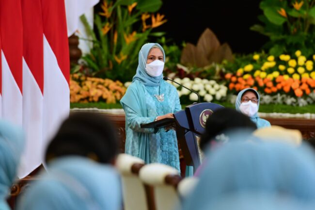 Ibu Iriana Joko Widodo menyampaikan sambutan dalam Peringatan Hari Kartini ke-144 di Istana Negara, Jakarta pada Kamis, 21 April 2022. Foto: BPMI Setpres