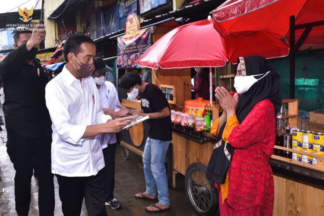 Presiden Joko Widodo membagikan bantuan sosial di Pasar Bogor, Kota Bogor, pada Kamis, 21 April 2022. Foto: BPMI Setpres