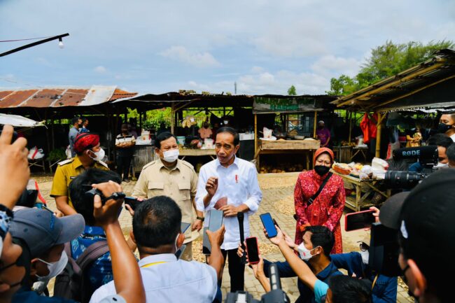Presiden Joko Widodo memberikan keterangan pers di Pasar Bangkal Baru, Kabupaten Sumenep, Provinsi Jawa Timur, pada Rabu, 20 April 2022. Foto: BPMI Setpres