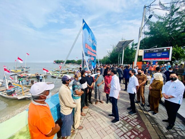 Presiden Joko Widodo meninjau langsung Kampung Nelayan Bulak di Kecamatan Bulak, Kota Surabaya, Provinsi Jawa Timur, pada Rabu, 20 April 2022. Foto: BPMI Setpres