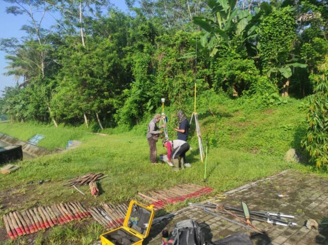 Pengukuran dan pemasangan patok penetapan lokasi (penlok) proyek jalan tol Yogyakarta-Bawen di wilayah Jawa Tengah. Foto: Diskominfo Jateng