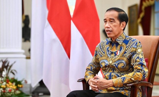 Presiden Joko Widodo menyampaikan keterangan pers di Istana Merdeka, Jakarta, pada Jumat, 1 April 2022. Foto: BPMI Setpres