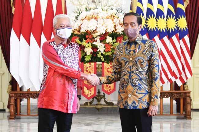 Presiden Joko Widodo menyambut kunjungan kerja Perdana Menteri (PM) Malaysia Ismail Sabri bin Yaakob di Istana Merdeka, Jakarta, pada Jumat, 1 April 2022. Foto: BPMI Setpres