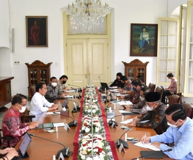 Presiden Joko Widodo memimpin rapat terbatas (ratas) yang membahas tentang persiapan pemilihan umum (pemilu) dan pemilihan kepala daerah (pilkada) serentak tahun 2024 bersama jajarannya di Istana Kepresidenan Bogor, pada Minggu, 10 April 2022. Foto: BPMI Setpres
