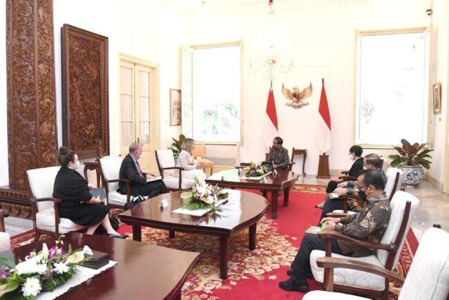 Presiden Joko Widodo menerima kunjungan kehormatan Menteri Luar Negeri (Menlu) Kanada, Melanie Joly, bersama delegasi terbatas di Istana Merdeka, Jakarta, pada Senin, 11 April 2022. Foto: BPMI Setpres