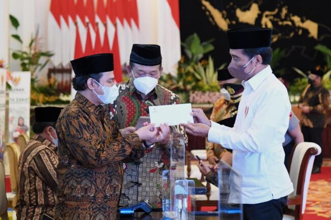 Presiden Joko Widodo menyerahkan zakat kepada Badan Amil Zakat Nasional (Baznas) di Istana Negara, Jakarta, pada Selasa, 12 April 2022. Foto: BPMI Setpres
