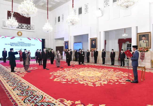 Presiden Joko Widodo melantik dan mengambil sumpah jabatan anggota Komisi Pemilihan Umum (KPU) dan Badan Pengawas Pemilihan Umum (Bawaslu) masa jabatan tahun 2022-2027 di Istana Negara, Jakarta, pada Selasa, 12 April 2022. Foto: BPMI Setpres