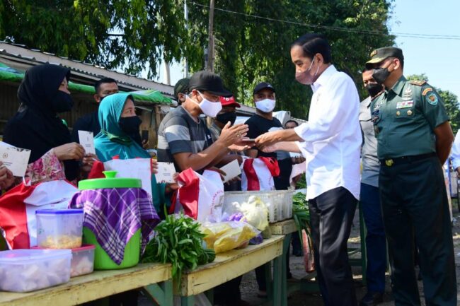 Presiden Joko Widodo membagikan sejumlah bantuan sosial (bansos) bagi para penerima manfaat dan pedagang di Pasar Kanoman, Kota Cirebon, Provinsi Jawa Barat, pada Rabu, 13 April 2022. Foto: BPMI Setpres