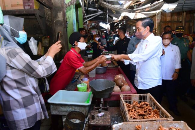 Presiden Joko Widodo memberikan sejumlah bantuan sosial (bansos) di Pasar Harjamukti, Kota Cirebon, Rabu, 13 April 2022. Foto: BPMI Setpres