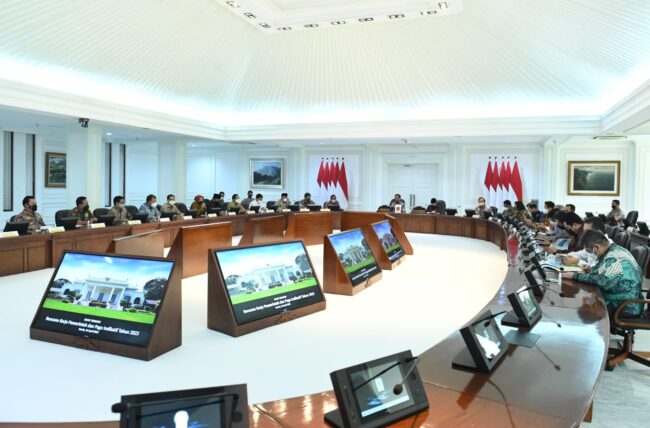 Presiden Joko Widodo memimpin ratas terbatas tentang Rancangan Rencana Kerja Pemerintah dan Pagu Indikatif Tahun 2023 di Kantor Presiden, Jakarta. Foto: BPMI Setpres