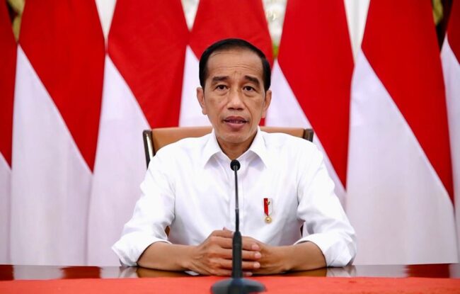 Presiden Jokowi menyampaikan keterangan terkait larangan ekspor minyak goreng di Istana Merdeka, Jakarta. Foto: BPMI Setpres