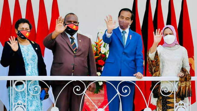 Presiden Joko Widodo beserta Ibu Iriana Joko Widodo menyambut kunjungan resmi Perdana Menteri (PM) Papua Nugini (PNG), James Marape, beserta Ibu Rachel Marape di Istana Kepresidenan Bogor, pada Kamis, 31 Maret 2022. Foto: BPMI Setpres