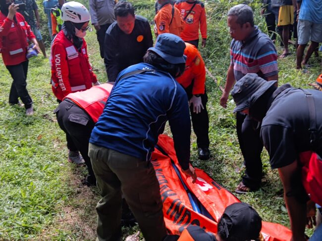 Tim SAR Gabungan sedang berusaha mengevakuasi korban dari dalam sungai Jlegong, Dusun Sukowati, Seloboro, Salam. pada hari Minggu, 29 Mei 2022. Foto: Yoga Subarkah/DamkarKabMgl