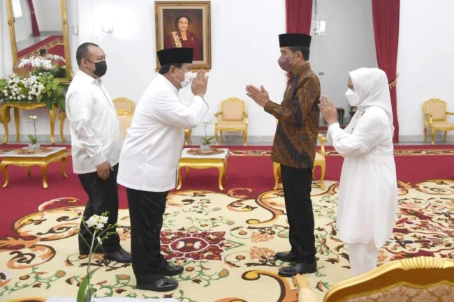 Presiden Jokowi dan keluarga menerima kedatangan Menteri Pertahanan (Menhan) Prabowo Subianto dan putranya, Didit Hediprasetyo, di Gedung Agung, Istana Kepresidenan Yogyakarta. Foto: BPMI Setpres