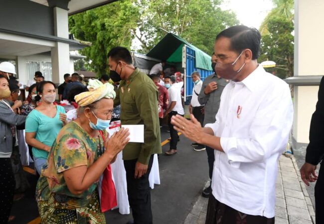 Presiden Joko Widodo membagikan sembako kepada masyarakat sekitar Istana Kepresidenan Tampaksiring, Kabupaten Gianyar. Foto: BPMI Setpres
