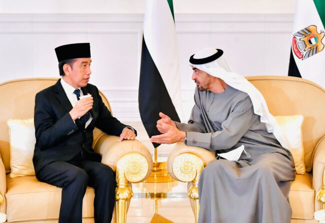 Presiden Joko Widodo menyampaikan dukacita kepada Presiden Persatuan Emirat Arab, Mohammed Bin Zayed, di Presidential Flight, Bandara Internasional Abu Dhabi, pada Minggu, 15 Mei 2022. Foto: BPMI Setpres