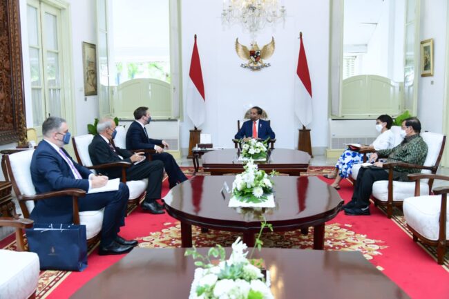 Presiden Joko Widodo menerima kunjungan kehormatan Menteri Luar Negeri Serbia Nikola Selakovic bersama delegasi terbatas di Istana Merdeka, Jakarta, pada Senin, 23 Mei 2022. Foto: BPMI Setpres