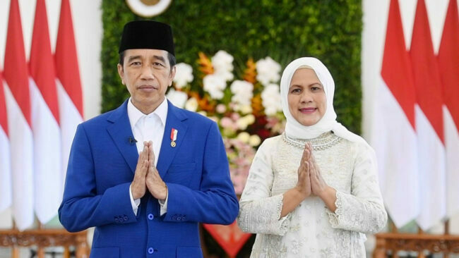 Presiden Joko Widodo beserta Ibu Iriana Joko Widodo menyampaikan ucapan selamat Idulfitri 1443 Hijriah, pada Minggu, 1 Mei 2022. Foto: BPMI Setpres