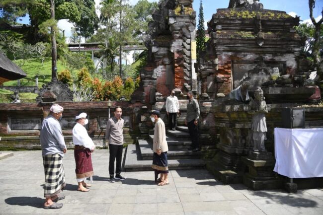 Presiden Joko Widodo berkunjung ke cagar budaya Pura Tirta Empul, Kabupaten Gianyar, Provinsi Bali, pada Jumat, 6 Mei 2022.