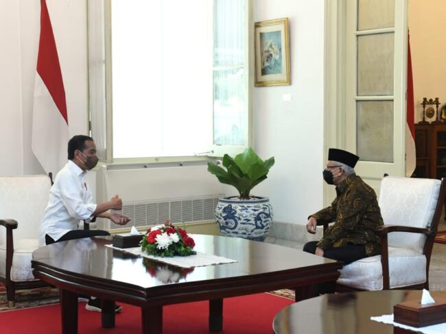Presiden Joko Widodo bersilaturahmi secara langsung dengan Wakil Presiden (Wapres) Ma'ruf Amin di Ruang Jepara, Istana Merdeka, Jakarta, Senin, 9 Mei 2022. Foto: BPMI Setpres