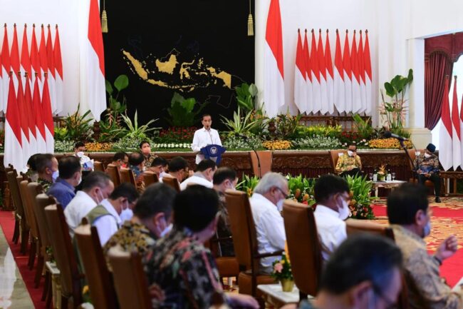 Presiden Joko Widodo memberikan sejumlah arahan dalam Sidang Kabinet Paripurna yang digelar pada Senin, 9 Mei 2022, di Istana Negara, Jakarta. Foto: BPMI Setpres