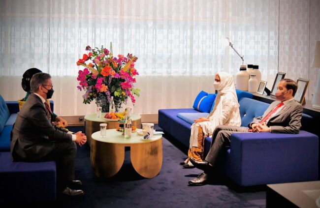 Presiden Joko Widodo dan Ibu Iriana transit di Bandara Internasional Schipol di Amsterdam, Belanda, Selasa 10 Mei 2022 pukul 17.20 waktu setempat (WS) atau pukul 22.20 WIB. Foto: BPMI Setpres