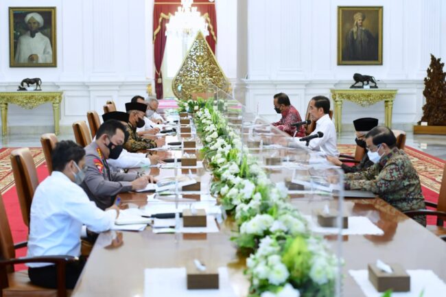 Presiden Joko Widodo memimpin rapat terbatas dengan sejumlah menteri terkait evaluasi mudik Lebaran tahun 2022, pada Selasa, 24 Mei 2022, di Istana Merdeka, Jakarta. Foto: BPMI Setpres