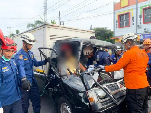Kecelakaan Karambol di Blondo, Pengemudi Mobil Box Terjepit