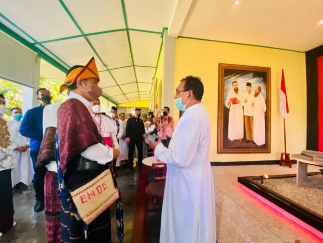 Presiden Joko Widodo dan Ibu Iriana Joko Widodo meninjau Serambi Soekarno di Kabupaten Ende, Provinsi Nusa Tenggara Timur, pada Rabu, 1 Juni 2022. Foto: BPMI Setpres