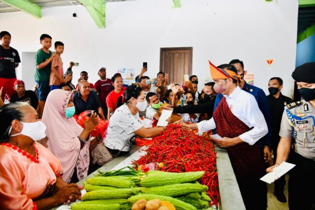 Presiden Joko Widodo dan Ibu Iriana Joko Widodo mengunjungi Pasar Mbongawani, Kabupaten Ende, pada Rabu, 1 Juni 2022. Foto: BPMI Setpres