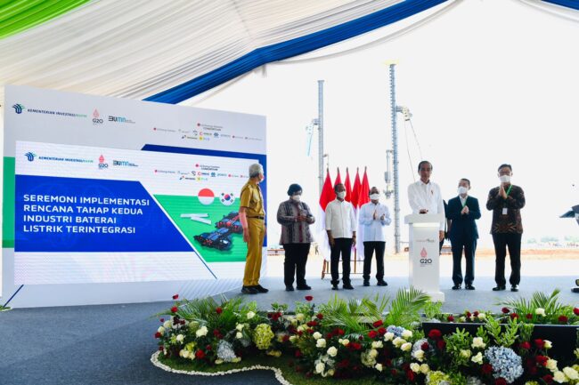 Presiden Joko Widodo secara resmi memulai tahapan pembangunan industri baterai listrik terintegrasi pada Rabu, 8 Juni 2022, di Kawasan Industri Terpadu Batang (KITB), Kabupaten Batang, Provinsi Jawa Tengah. Foto: BPMI Setpres