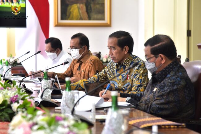 Presiden Joko Widodo memimpin rapat terbatas mengenai penanganan penyakit mulut dan kuku (PMK) di Istana Kepresidenan Bogor, Jawa Barat, Kamis, 23 Juni 2022. Foto: BPMI Setpres