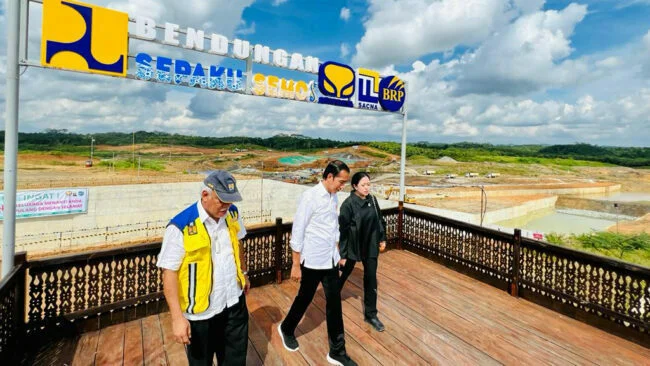 Presiden Joko Widodo meninjau progres pembangunan Bendungan Sepaku Semoi di Kabupaten Penajam Paser Utara, Provinsi Kalimantan Timur. Foto: BPMI Setpres