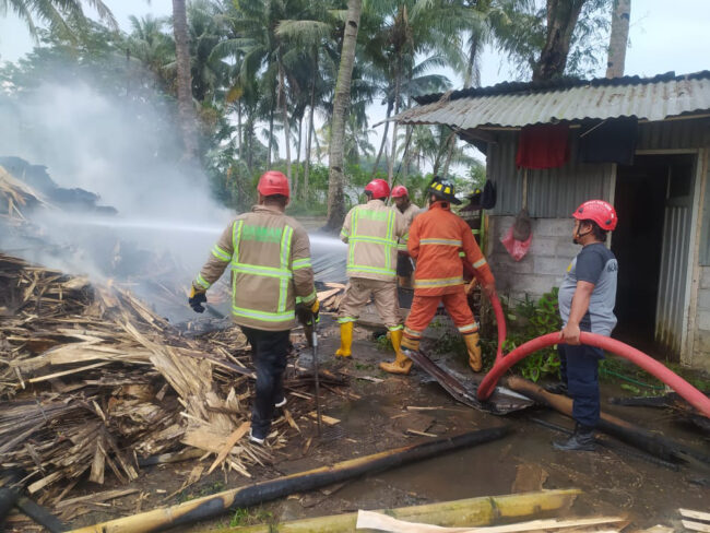 Petugas sedang berusaha memadamkan kebakaran di Dusun Bromo RT 01 RW 16, Desa Kalinegoro, Mertoyudan. Pada hari Jumat, 29 Juli 2022. Foto: Yoga Subarkah/DamkarKabMgl