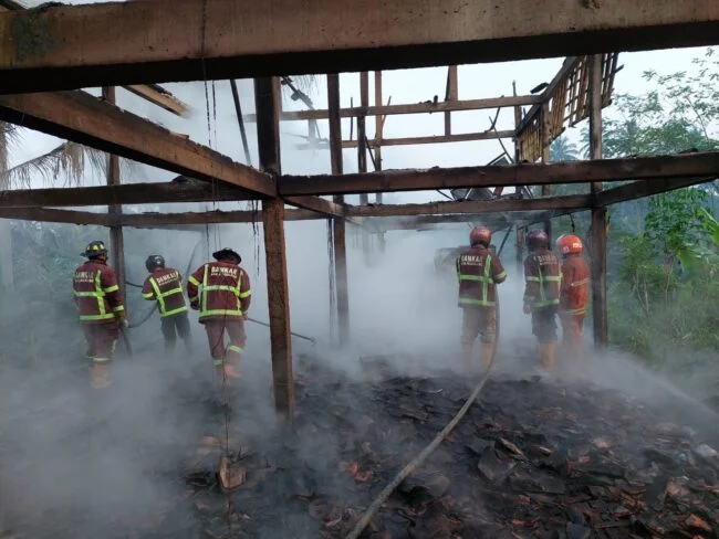 Petugas sedang memadamkan kebakaran kandang ayam di Dusun Nglumut RT.07 RW.02, Desa Nglumut, Srumbung, pada hari Jumat, 29 Juli 2022, Foto: Yoga Subarkah/DamkarKabMgl