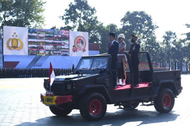 Presiden Joko Widodo memimpin jalannya Upacara Peringatan ke-76 Hari Bhayangkara Tahun 2022 yang digelar di Lapangan Bhayangkara, Akademi Kepolisian, Kota Semarang, Jawa Tengah, pada Selasa, 5 Juli 2022. Foto: BPMI Setpre