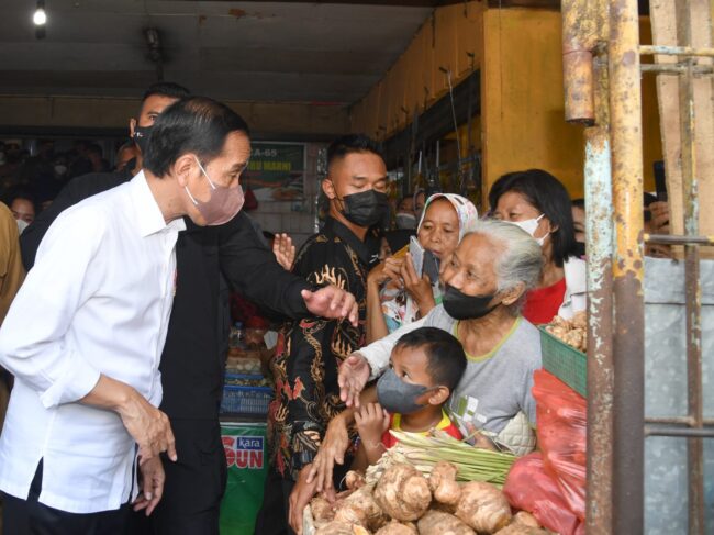 Presiden Joko Widodo dan Ibu Iriana Joko Widodo mengunjungi Pasar Peterongan, Kota Semarang, Provinsi Jawa Tengah, pada hari Selasa, 5 Juli 2022. Foto: BPMI Setpres