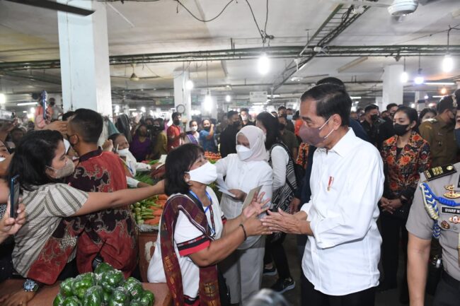 Presiden Joko Widodo mengunjungi Pasar Petisah di Kota Medan, Provinsi Sumatra Utara, pada Kamis, 7 Juli 2022. Foto: BPMI Setpres