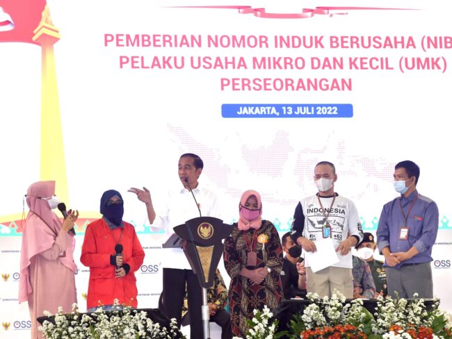 Presiden Joko Widodo memberikan sambutannya dalam acara Pemberian NIB Pelaku Usaha Mikro Kecil (UMK) Perseorangan Tahun 2022 di Gedung Olahraga Nanggala Kopassus, Jakarta, Rabu, 13 Juli 2022. Foto: BPMI Setpres