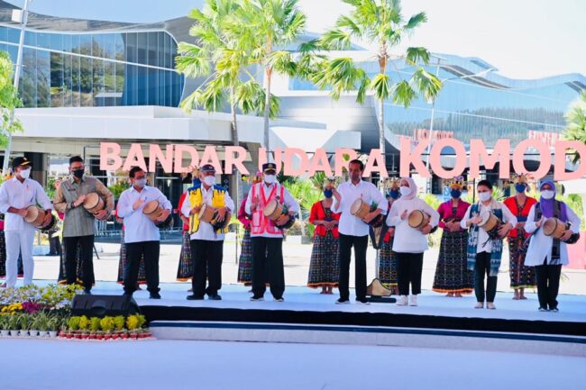 Presiden Joko Widodo didampingi Ibu Iriana Joko Widodo meresmikan perluasan Bandar Udara Komodo Labuan Bajo di Kabupaten Manggarai Barat, Provinsi Nusa Tenggara Timur (NTT). Foto: BPMI Setpre