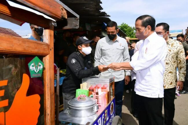 Presiden Joko Widodo dan Ibu Iriana Joko Widodo menyapa para pedagang dan menyerahkan bantuan sosial kepada para penerima manfaat di Pasar Cicaheum, Kota Bandung, Minggu, 28 Agustus 2022. Foto: BPMI Setpres