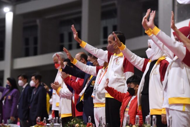 Presiden Joko Widodo didampingi Ibu Iriana Joko Widodo secara resmi menutup perhelatan ASEAN Para Games XI Tahun 2022 di Stadion Manahan, Kota Surakarta, Provinsi Jawa Tengah, pada Sabtu, 6 Agustus 2022. Foto: BPMI Setpres